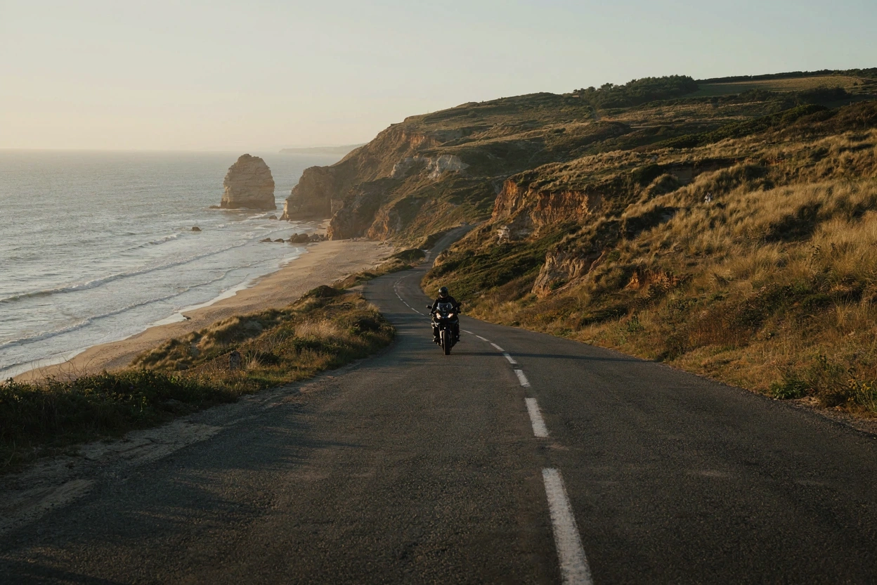 Route côtière atlantique parfaite pour un road trip à moto